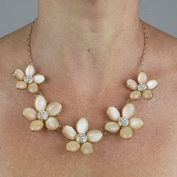 🔺️NWT Charming Charlie Peachy Pink Floral Necklace & Earring Set - Picture 3 of 10